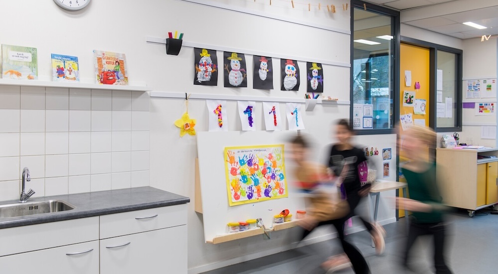 Nieuw schoolgebouw voorzien van 700+ meter ophangsystemen